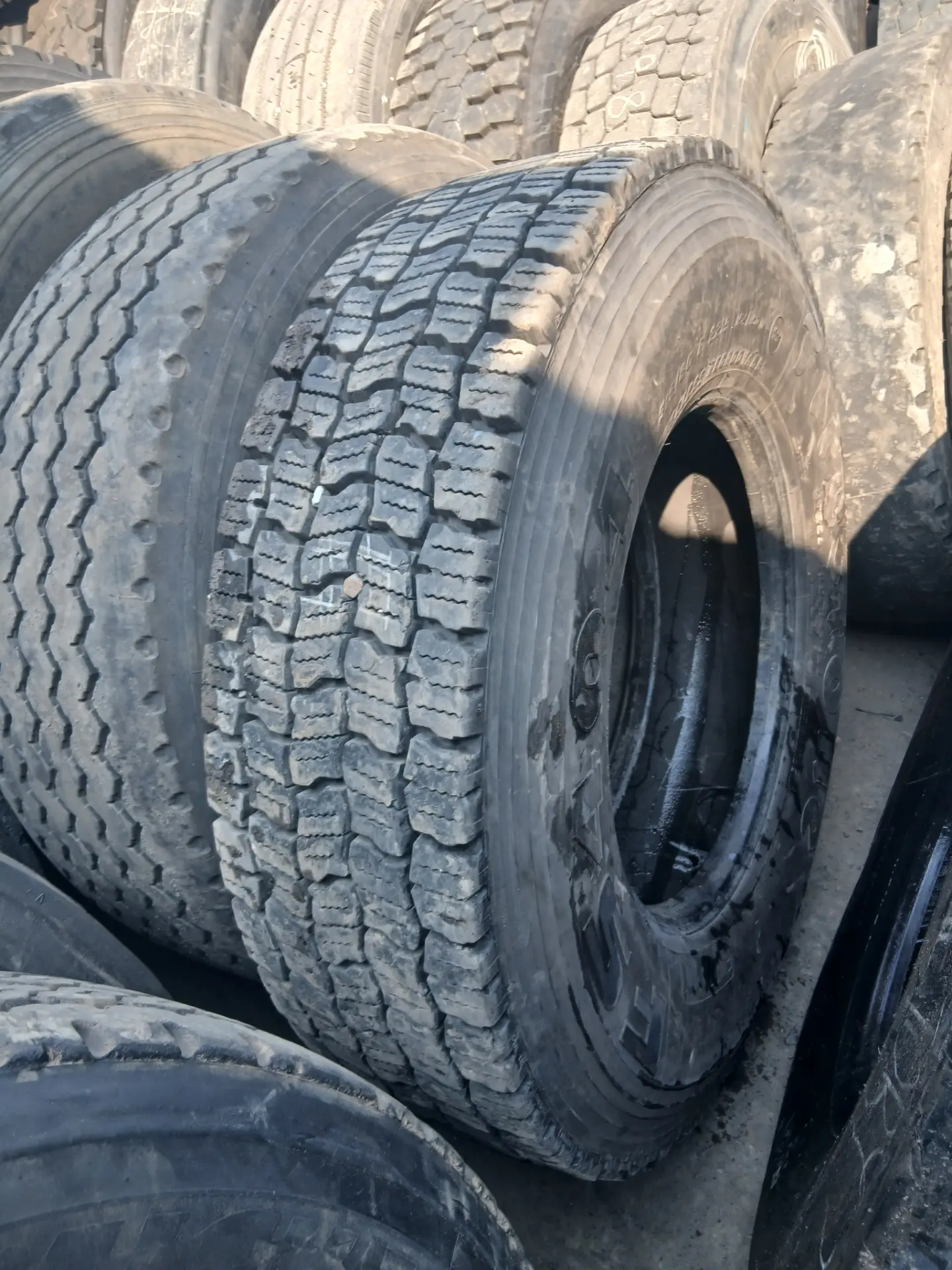 Earth-moving and truck tyres in stock