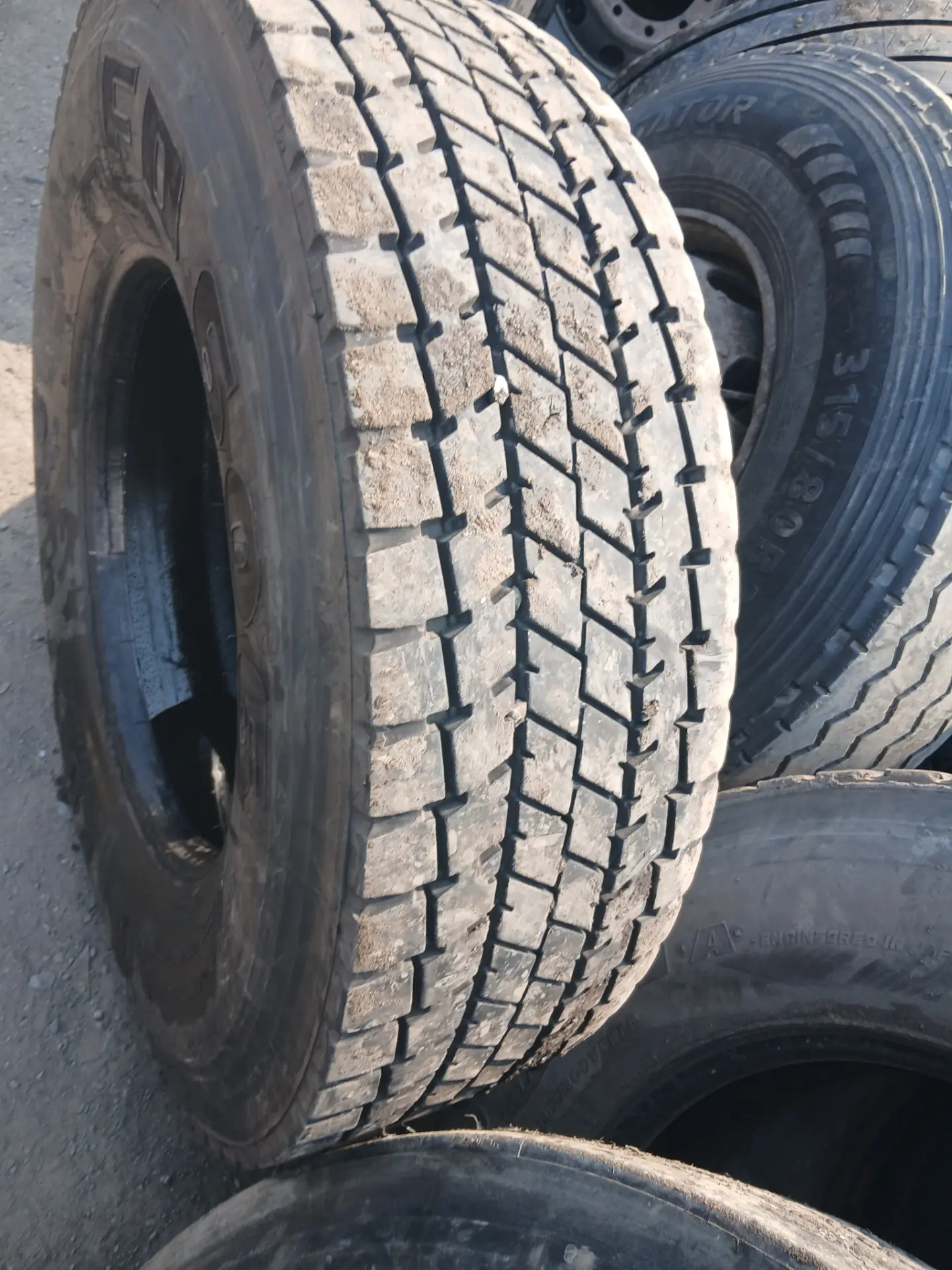 Heavy-duty truck tyre tread in the tyre yard